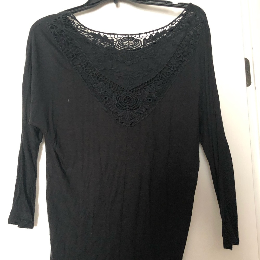 Cute American eagle top with peek a boo back!